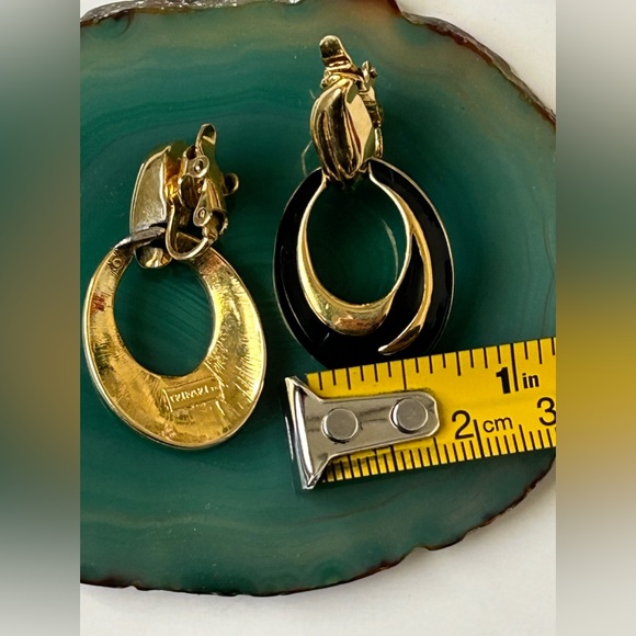 Vintage TRIFARI Dangle Clip On Earrings Black Enamel and Gold Tone. - Picture 7 of 8